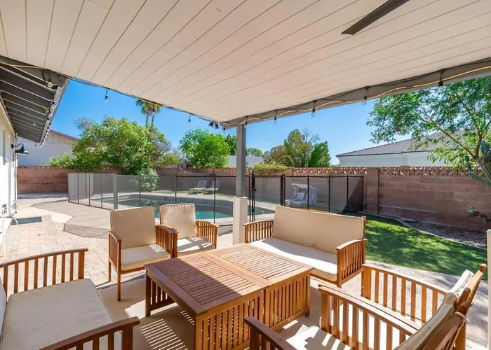 Holiday home Sunshine, Paradise Escape! Private Pool, Sleeps 12 Phoenix