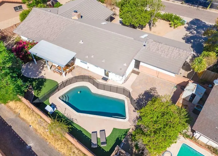 Holiday home Sunshine, Paradise Escape! Private Pool, Sleeps 12